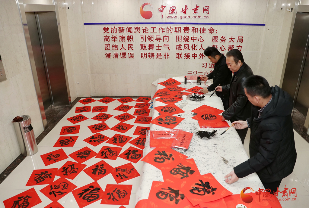 【新春走基層】翰墨飄香迎新春 蘭州書(shū)畫(huà)名家走進(jìn)中國(guó)甘肅網(wǎng) 