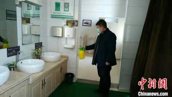  圖為2月初，工作人員對敦煌市旅游景區(qū)衛(wèi)生間進行防疫消毒?！《鼗褪形麄鞑抗﹫D 攝