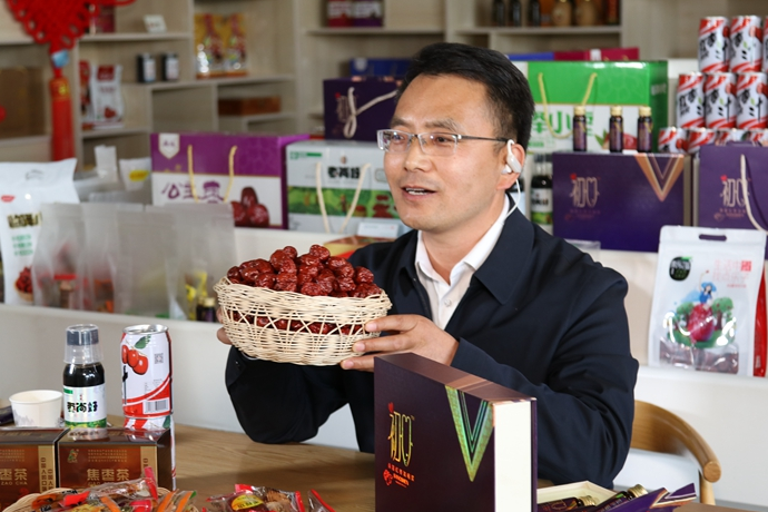 “縣長直播天團”唱響“甘貨春之聲”，售出近30種甘貨1萬余件 開進直播間的網絡扶貧博覽會，受百萬網友點贊 