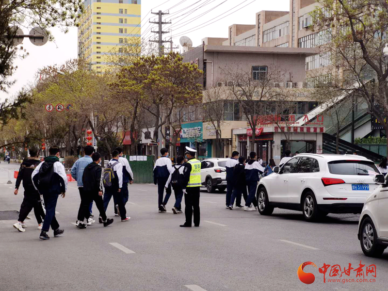 保駕護(hù)航！涼州公安交警“護(hù)學(xué)崗” 撐起“平安傘”