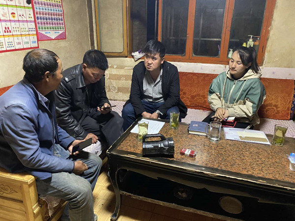 圖為木耳鎮(zhèn)紀(jì)檢干事盧建民（左三）連夜在多壩村多壩組奚連德家中了解受災(zāi)情況，排查安全隱患，并宣傳發(fā)生次生災(zāi)害的相關(guān)知識(shí)。_副本.jpg