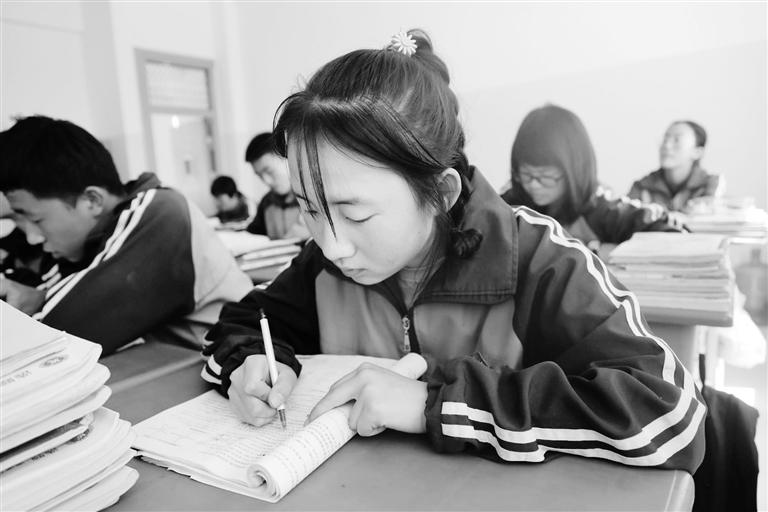 慶陽環(huán)縣這名小姑娘，柔弱肩膀撐起一個大家庭