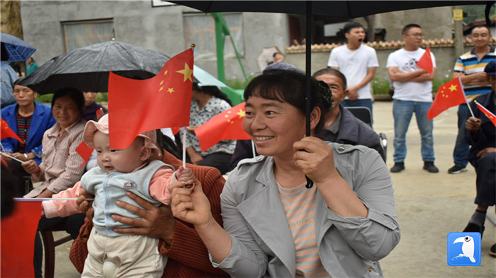 隴南市紀(jì)委監(jiān)委黨員干部與宕昌縣官亭鎮(zhèn)杜家村群眾一起慶祝黨的生日。_副本.jpg