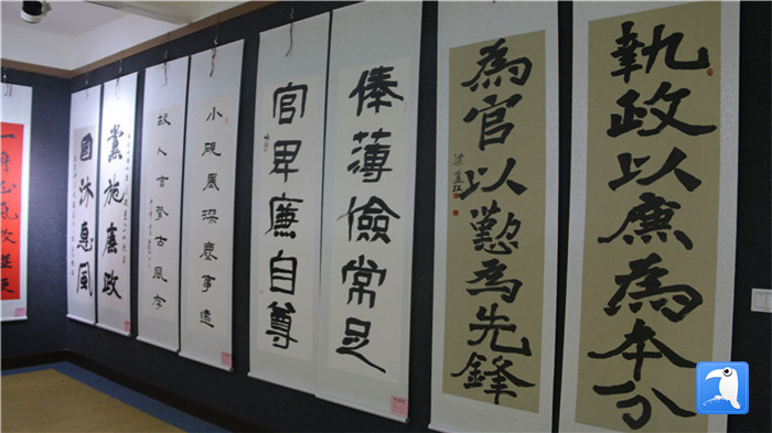 7月1日上午，定西市通渭縣紀(jì)委監(jiān)委舉辦“襄郡清風(fēng)·喜迎建黨99周年”廉政文化書畫展，共同為黨的生日獻(xiàn)禮。_副本.jpg