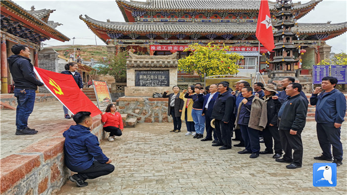 “七一”前夕，甘南州紀(jì)委監(jiān)委機(jī)關(guān)第二黨支部組織支部黨員和幫扶村黨員赴臨潭縣新城鎮(zhèn)蘇維埃舊址紅色教育基地參觀學(xué)習(xí)活動(dòng)。_副本.jpg
