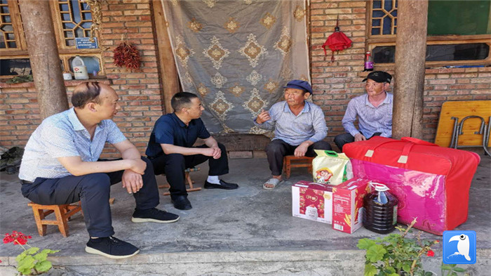 在建黨99周年來臨之際，隴南市禮縣紀(jì)委監(jiān)委在中壩鎮(zhèn)、三峪鄉(xiāng)開展“七一”慰問老黨員、困難黨員活動(dòng)，為他們送去組織的關(guān)懷和節(jié)日的問候。_副本.jpg