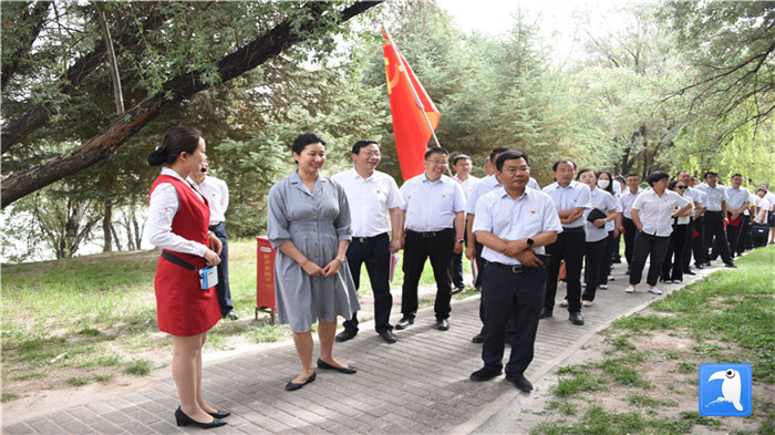 7月1日，嘉峪關(guān)市紀(jì)委監(jiān)委機(jī)關(guān)黨委在迎賓湖絲路廉潔文化主題公園舉行慶祝黨建99周年迎“七一”主題黨日活動(dòng)。_副本.jpg