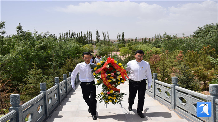 七一”前夕，白銀市紀(jì)委監(jiān)委機(jī)關(guān)黨委組織黨員來到紅軍西路軍景泰烈士陵園開展主題黨日活動(dòng)。 朱鵬拍攝_副本.jpg
