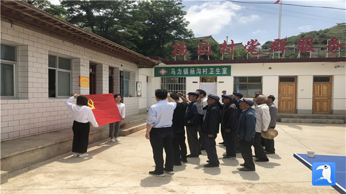 6月29日，天水市武山縣紀(jì)委監(jiān)委組織黨員干部在馬力鎮(zhèn)楊溝村重溫入黨誓詞。_副本.jpg
