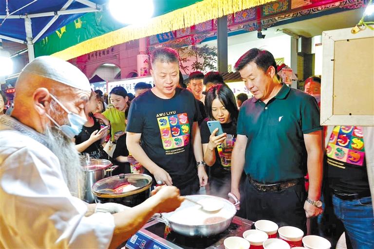 鄭州餐飲同行“打卡”金城夜市：“月光下的蘭州美食，唇齒留香”