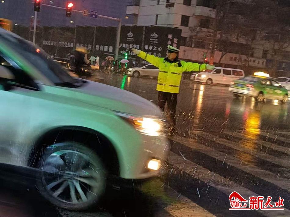 風(fēng)雪襲來，天水最美“警色”在路上！