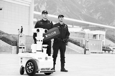 新奇！5G巡邏機(jī)器人亮相隴南武都街頭