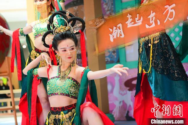 圖為今年9月5日，在重慶亮相的敦煌博物館“潮起東方”主題活動(dòng)現(xiàn)場。敦煌博物館供圖