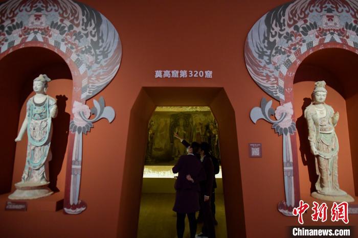 本次展覽中為觀眾呈現(xiàn)莫高窟第320窟復制洞窟?！●樤骑w 攝
