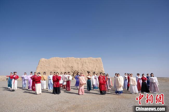 數(shù)十位身著古裝的女性通過體驗賞漢舞、習(xí)漢禮、吟誦詩詞等中華傳統(tǒng)文化，再現(xiàn)古絲綢之路的繁華盛景?！∏窳?攝