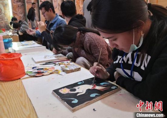 2020年10月，臺灣大學(xué)生在敦煌“莫高學(xué)堂”體驗(yàn)?zāi)嗯弋嬍肿髡n?！《∷?攝