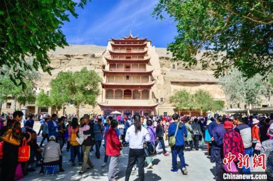 中國農(nóng)歷四月初八，敦煌民眾傳承歷史習(xí)俗，前往莫高窟燒香禮佛、祈福。(資料圖) 王斌銀 攝