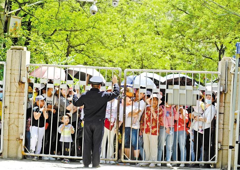 人流如潮 入園游客突破5萬 五泉山公園、蘭州市動物園昨日臨時閉園