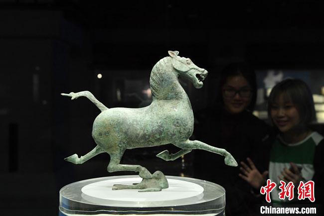 圖為甘肅省博物館館藏文物銅奔馬。(資料圖) 楊艷敏 攝
