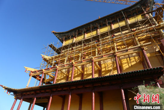 圖為5月上旬，甘肅山丹縣大佛寺內(nèi)，正在修繕中的古建筑大雄寶殿。 中新社記者 高展 攝
