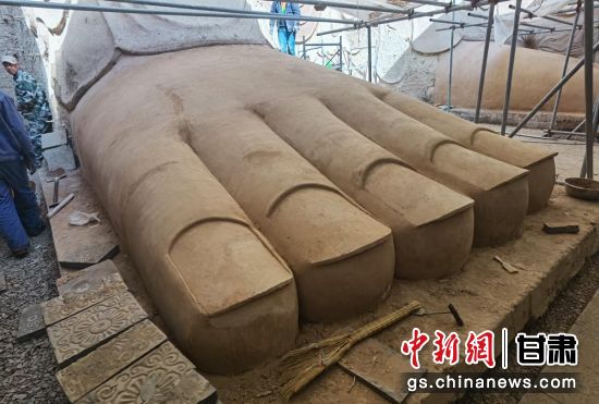 圖為中國“石窟鼻祖”天梯山石窟第13窟大佛足部與局部危巖體搶救性保護(hù)項(xiàng)目施工現(xiàn)場(chǎng)。陳曉斌 攝