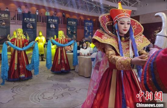 圖為中國(guó)首部邊塞史詩(shī)劇《天下雄關(guān)》首演發(fā)布會(huì)現(xiàn)場(chǎng)?！〈蘖?攝