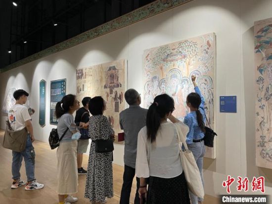 圖為展覽現(xiàn)場?！〗瓧顭?攝