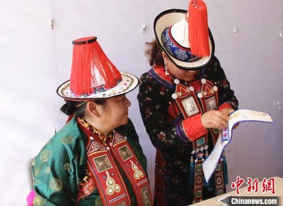 圖為用活態(tài)傳習的模式促進裕固族非物質文化遺產(chǎn)的保護傳承。　史靜靜 攝