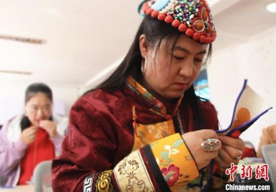 圖為裕固族婦女學習刺繡?！∈缝o靜 攝