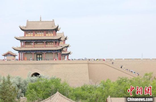 歷經(jīng)數(shù)十載保護(hù)修繕的古老關(guān)城得以延年益壽，成為了海內(nèi)外游客“絲路游”的必經(jīng)打卡地?！「哒?攝