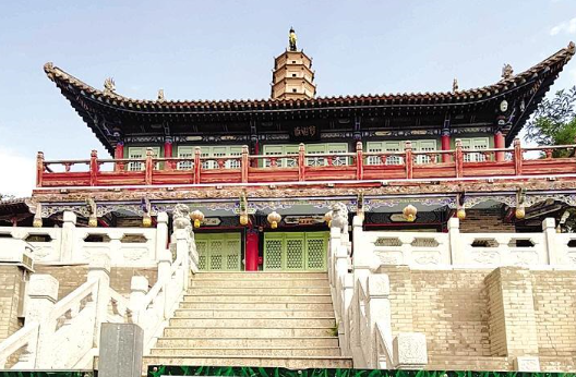 白塔寺閉門(mén)謝客，何時(shí)開(kāi)放？管理處：白塔基礎(chǔ)出現(xiàn)病害圍擋施工，預(yù)計(jì)年底前完工