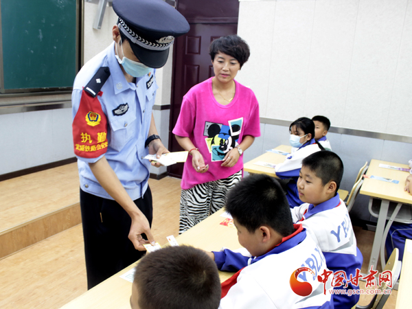 蘭鐵公安武鐵警方：培育學(xué)生安全意識(shí) 講好“開(kāi)學(xué)第一課”(圖)
