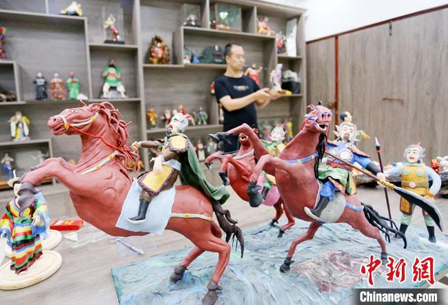 安秋平是成州面塑第五代傳承人，也是當(dāng)?shù)匚ㄒ粓?jiān)守面塑制作的人?！「哒?攝