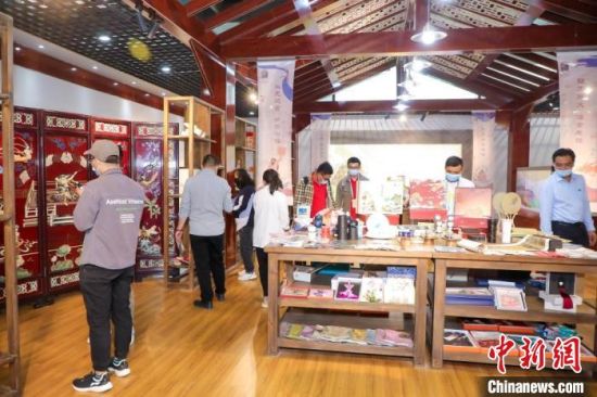 圖為甘肅“一會(huì)一節(jié)”期間，位于敦煌的天水市展館中，民眾觀賞文創(chuàng)產(chǎn)品?！「拭C省文化和旅游廳供圖
