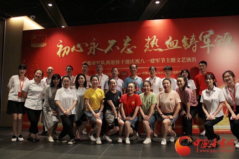 【蘭大新聞學(xué)子重走西北角】不變的軍旅情，不滅的舞臺夢——記原成都軍區(qū)政治部戰(zhàn)旗文工團(tuán)國家一級演員楊思遠(yuǎn)