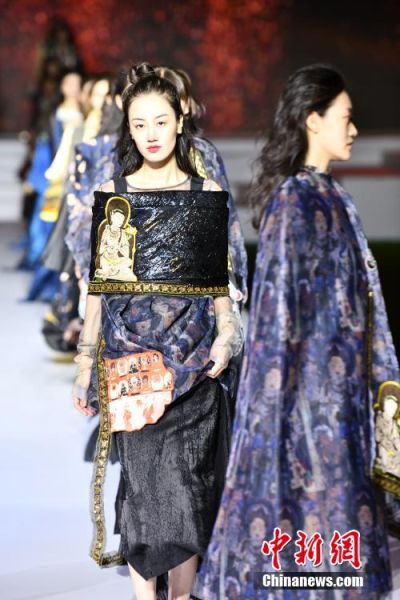 圖為敦煌服裝秀展示。 殷春永 攝