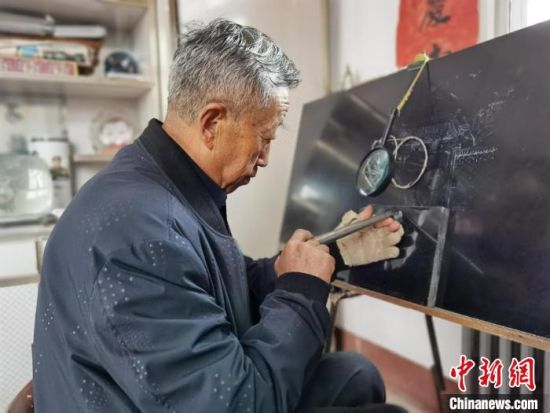 圖為陶世清在創(chuàng)作中?！钅?攝
