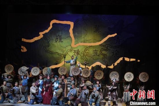 作為隴劇“梅花”，雷通霞在《大禹治水》中甘當(dāng)“綠葉”，該劇推出后，反響十分熱烈。(資料圖) 楊艷敏 攝