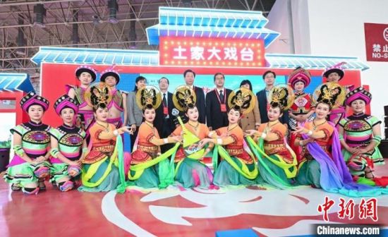 11月26日，“甘肅團(tuán)”在首屆中國(武漢)文化旅游博覽會(huì)展區(qū)的“土家大戲臺(tái)”，與“湖北團(tuán)”互訪交流?！「拭C省文化和旅游廳供圖