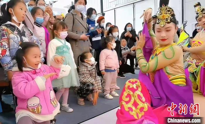 圖為敦煌舞者在湖北武漢文旅博覽會展區(qū)，教當(dāng)?shù)匦∨笥讯鼗臀栉枳恕?資料圖) 甘肅省文化和旅游廳供圖