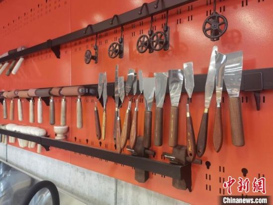 圖為徐晉林制作雕版敦煌壁畫所用工具?！￠Z姣 攝