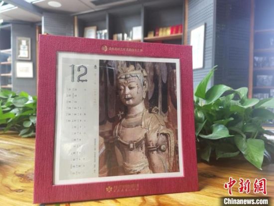 圖為徐晉林制作的敦煌題材的手工書《走進(jìn)沙漠敦煌——莫高窟與藏書票藝術(shù)》，深受讀者喜愛?！￠Z姣 攝