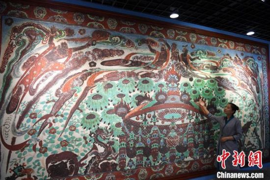 圖為通過(guò)數(shù)字化采集后打印展出的大幅高保真莫高窟復(fù)制壁畫(huà)320窟“散花飛天”。(資料圖) 楊艷敏 攝