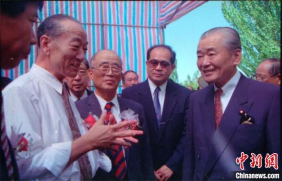 1994年8月，時(shí)任日本首相竹下登(右一)與時(shí)任敦煌研究院院長段文杰在莫高窟親切交談。中新社發(fā) 婁婕 供圖