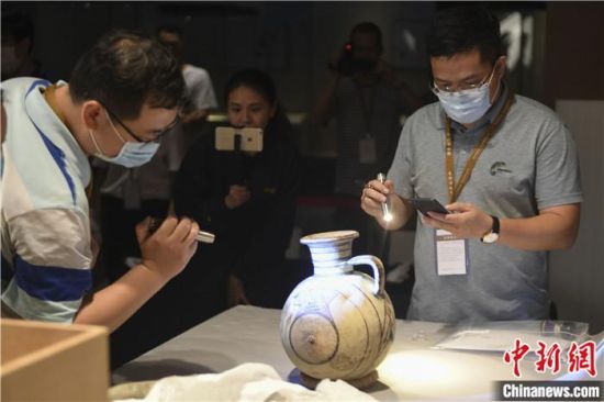 2020年6月，在長沙博物館舉行“從地中海到中國：絲路寶藏——平山郁夫絲綢之路美術(shù)館藏文物展”前，專家開箱鑒定文物。中新社記者 楊華峰 攝