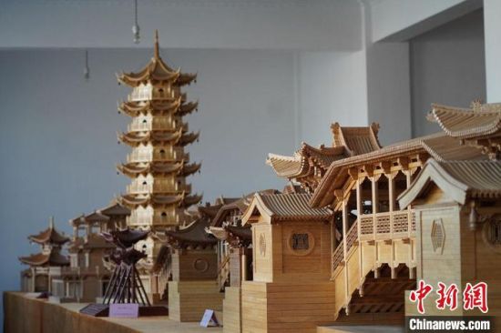 圖為古建筑模型制作技藝傳習所展廳內(nèi)的微縮古建筑作品?！【琶赖┰?　攝