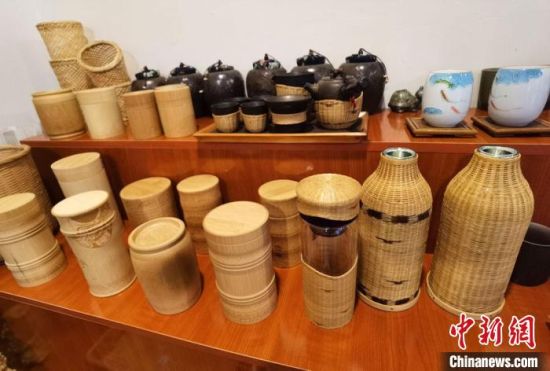 圖為展陳的一件件精致可愛的竹編農(nóng)具工藝品?！●T志軍 攝