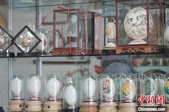圖為吳義澤收藏柜內(nèi)的蛋雕作品?！【琶赖ぴ?攝