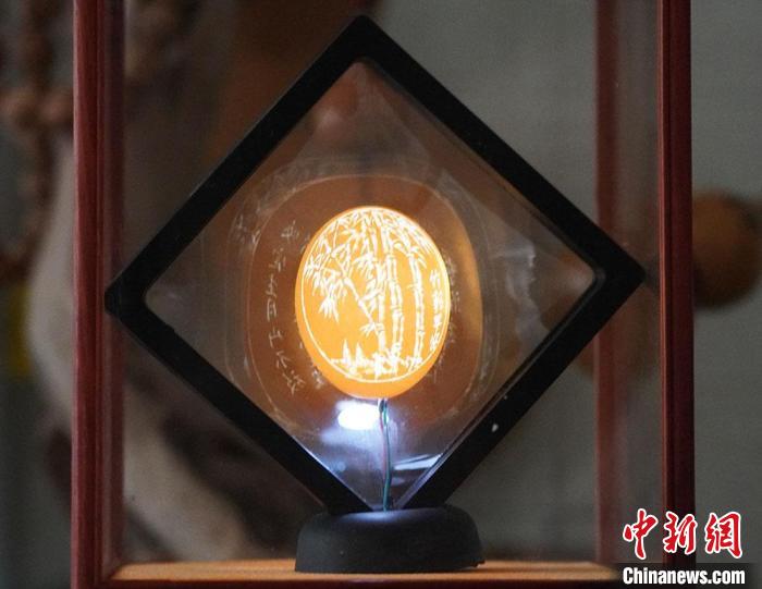 圖為吳義澤新包裝給蛋雕呈現(xiàn)立體感。　九美丹增 攝
