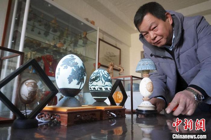 圖為吳義澤展示的最新創(chuàng)作的蛋雕作品?！【琶赖ぴ?攝